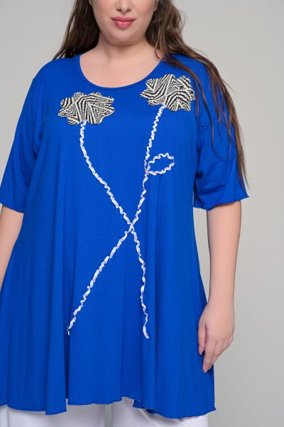 Μπλούζα με διπλό λουλούδι σε ελαστική βισκόζη | Μπλε ηλεκτρίκ | Plus Size - Image 2