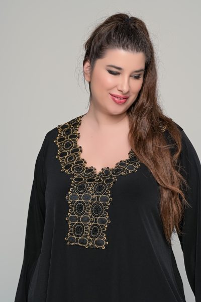 Μπλούζα με χρυσή τρέσα στο ντεκολτέ σε ελαστικο super jersey | Μαύρο | Plus Size - Image 3