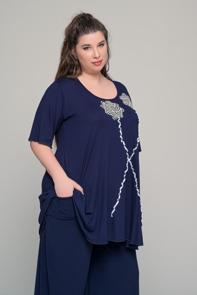 Μπλούζα με διπλό λουλούδι σε ελαστική βισκόζη | Μπλε σκούρο | Plus Size - Image 2