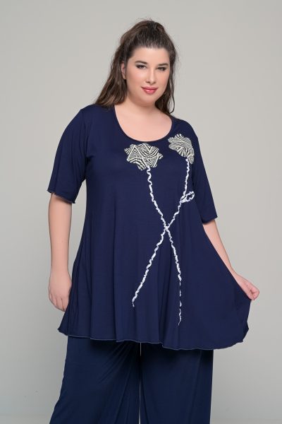 Μπλούζα με διπλό λουλούδι σε ελαστική βισκόζη | Μπλε σκούρο | Plus Size - Image 6