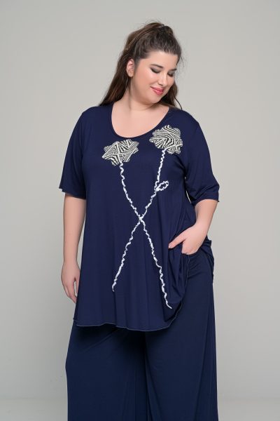 Μπλούζα με διπλό λουλούδι σε ελαστική βισκόζη | Μπλε σκούρο | Plus Size - Image 4