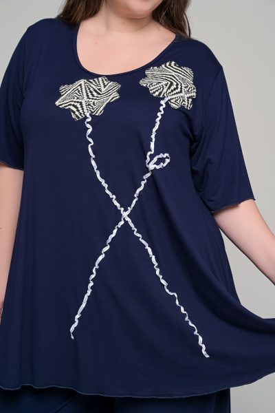 Μπλούζα με διπλό λουλούδι σε ελαστική βισκόζη | Μπλε σκούρο | Plus Size - Image 3