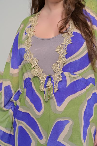 Φόρεμα εμπριμέ σε μεγάλα μεγέθη σε άνετη γραμμή