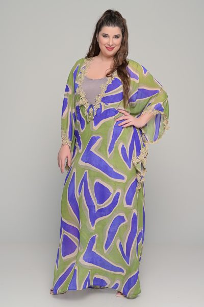 Γυναικείο μάξι καφτάνι σε άνετη γραμμή με V λαιμόκοψη και δαντελένιες λεπτομέρειες