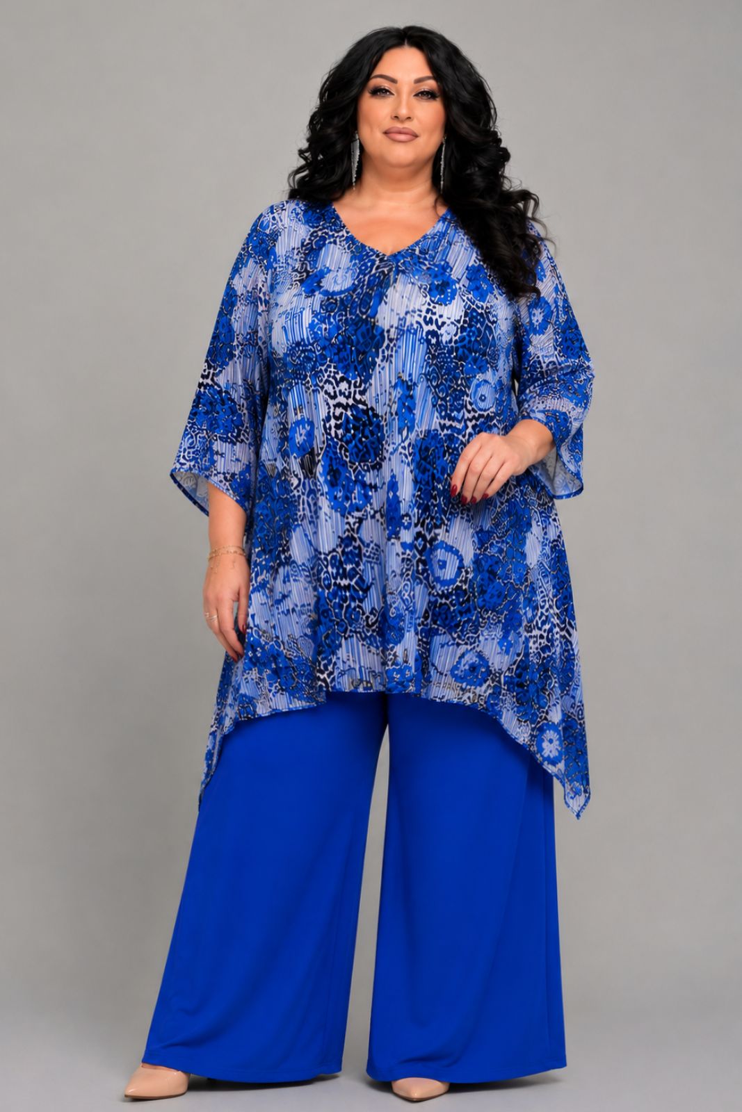 PlusSizeGirl-Lady-Lola-Curvy-Clothes - 2026-08-09T133700.411 Μπλούζα Ζορζέτα σε Αέρινη Ασύμμετρη Γραμμή | Μπλε Εμπριμέ | Plus Size - Image 1