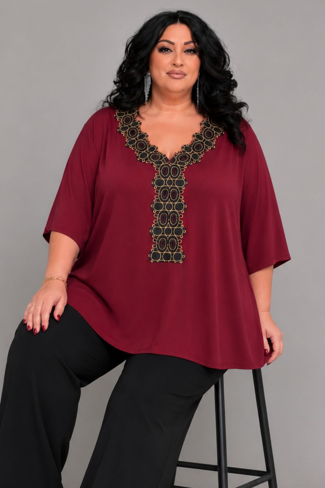 PlusSizeGirl-Lady-Lola-Curvy-Clothes - 2026-08-10T170327.636 Μπλούζα Με Χρυσόμαυρη Τρέσα Στο Ντεκολτέ | Μπορντό | Plus Size - Image 1
