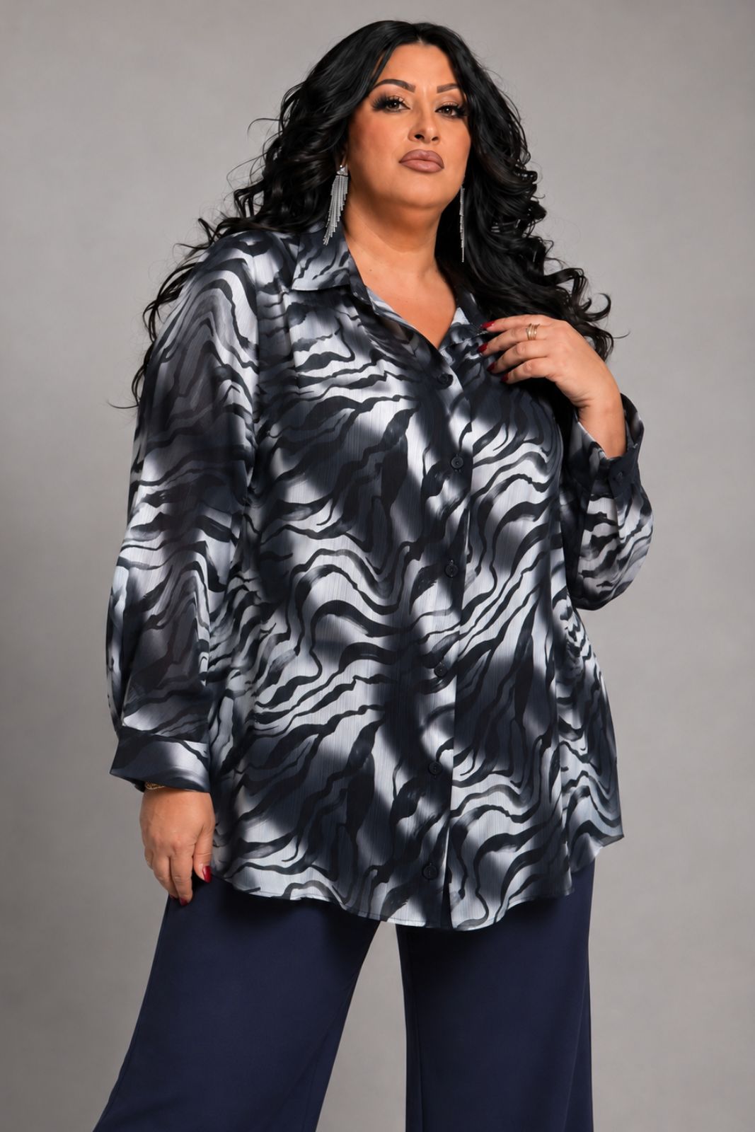 PlusSizeGirl-Lady-Lola-Curvy-Clothes - 2026-08-22T143204.531 Plus Size Γυναικείο Πουκάμισο Black Abstract – Σε Σατινέ ύφασμα - Image 1