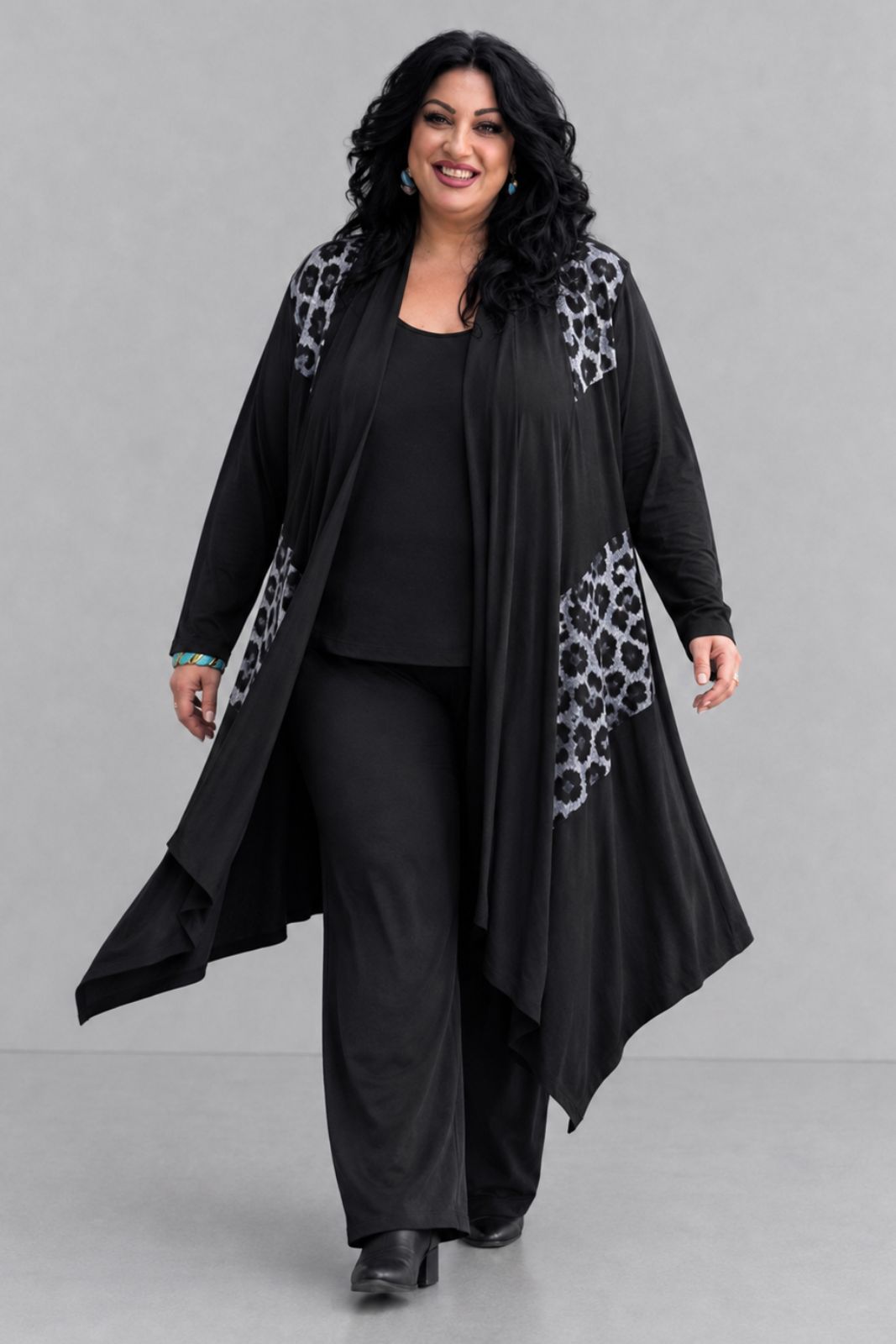 PlusSizeGirl-Lady-Lola-Curvy-Clothes - 2026-08-23T094508.792 Plus Size Μαύρη Ασύμμετρη Ζακέτα με Λεοπάρ Λεπτομέρειες | Ελαστική Βισκόζη - Image 1