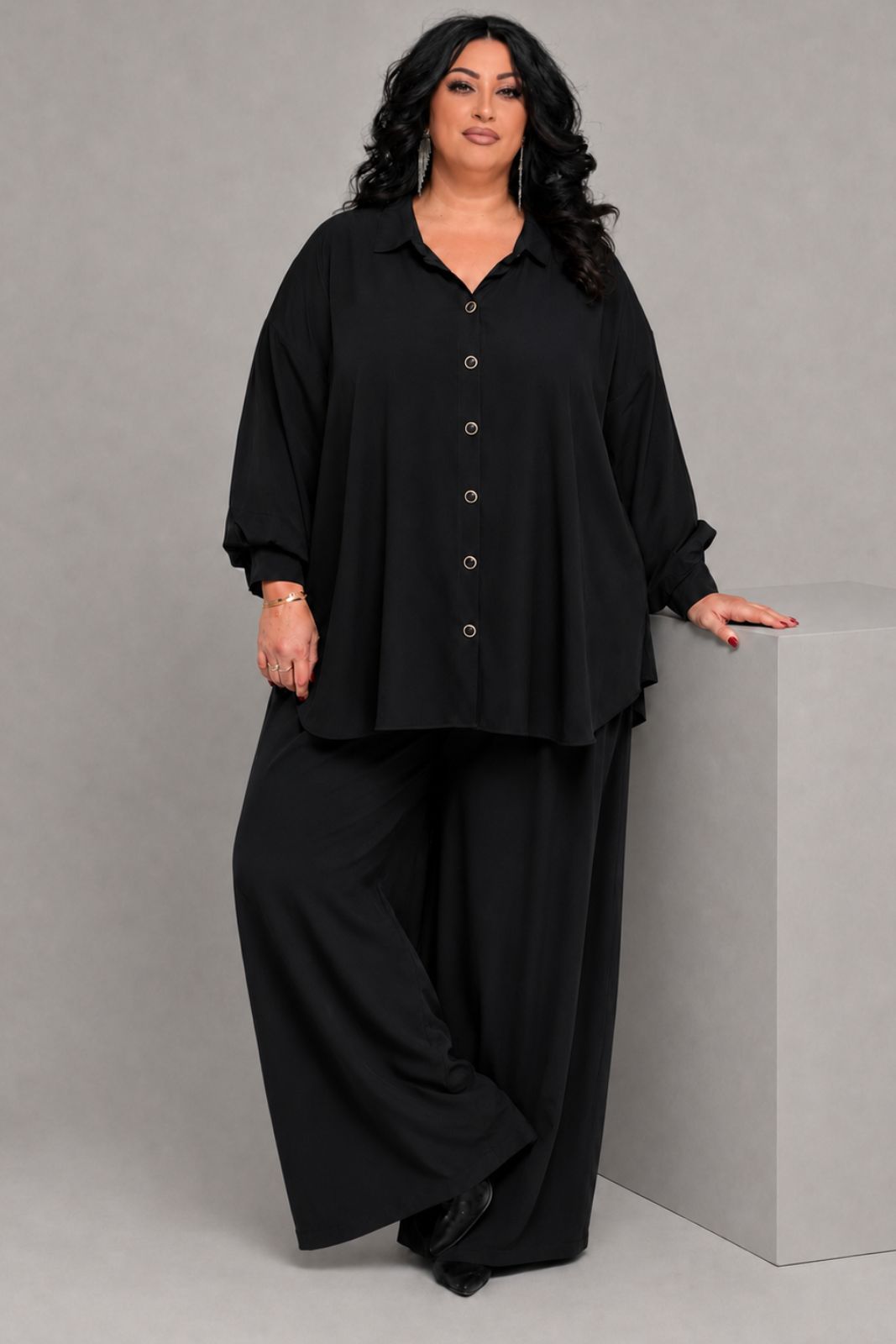 PlusSizeGirl-Lady-Lola-Curvy-Clothes - 2026-08-23T123026.498 Plus Size Μαύρο Σετ με Πουκάμισο & Παντελόνι σε Άνετη Γραμμή - Image 1