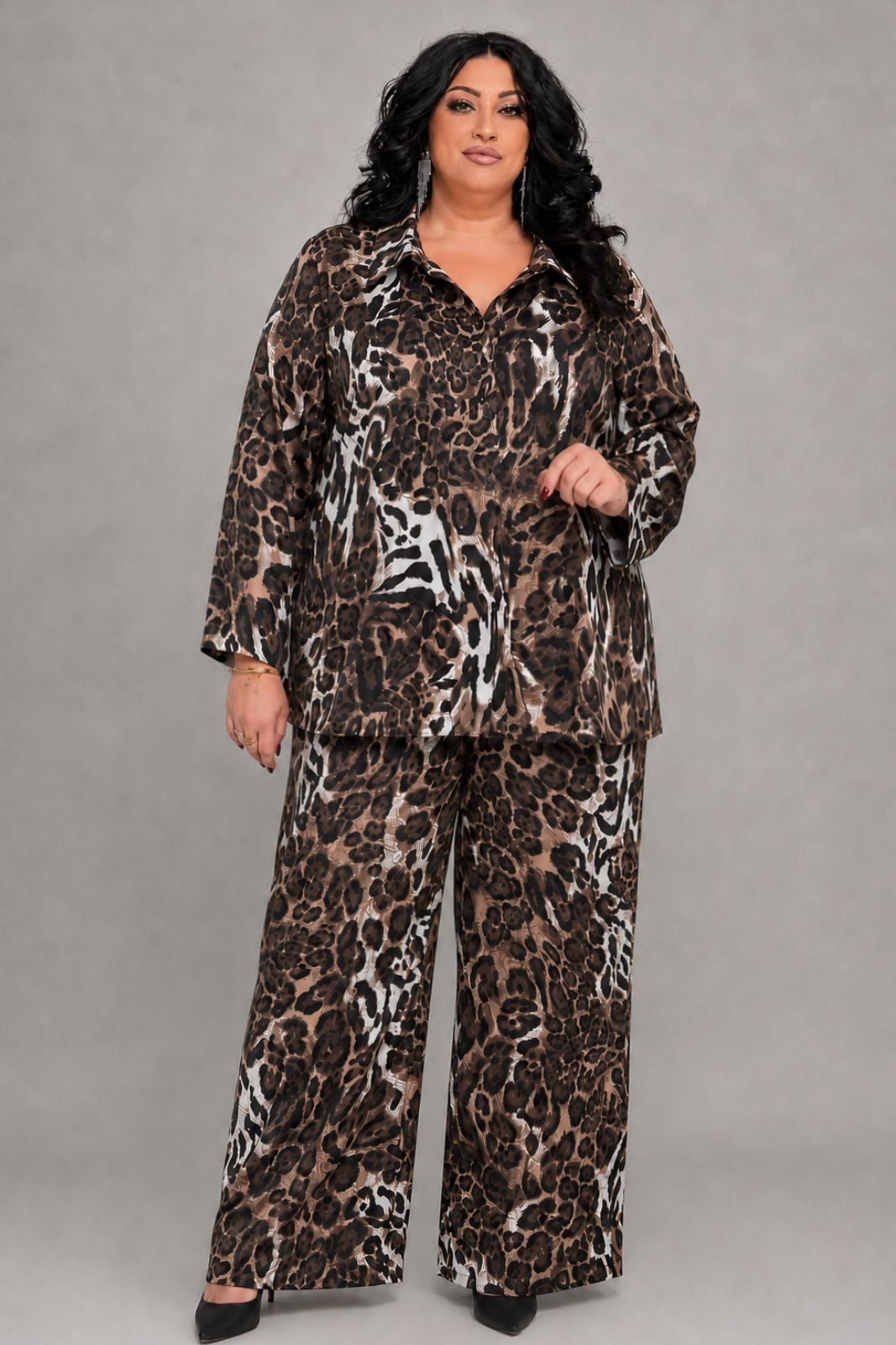 PlusSizeGirl-Lady-Lola-Curvy-Clothes - 2026-08-23T131336.667 Plus Size Λεοπάρ Σετ με Πουκαμίσα & Παντελόνι σε Σατινέ Ύφασμα - Image 1