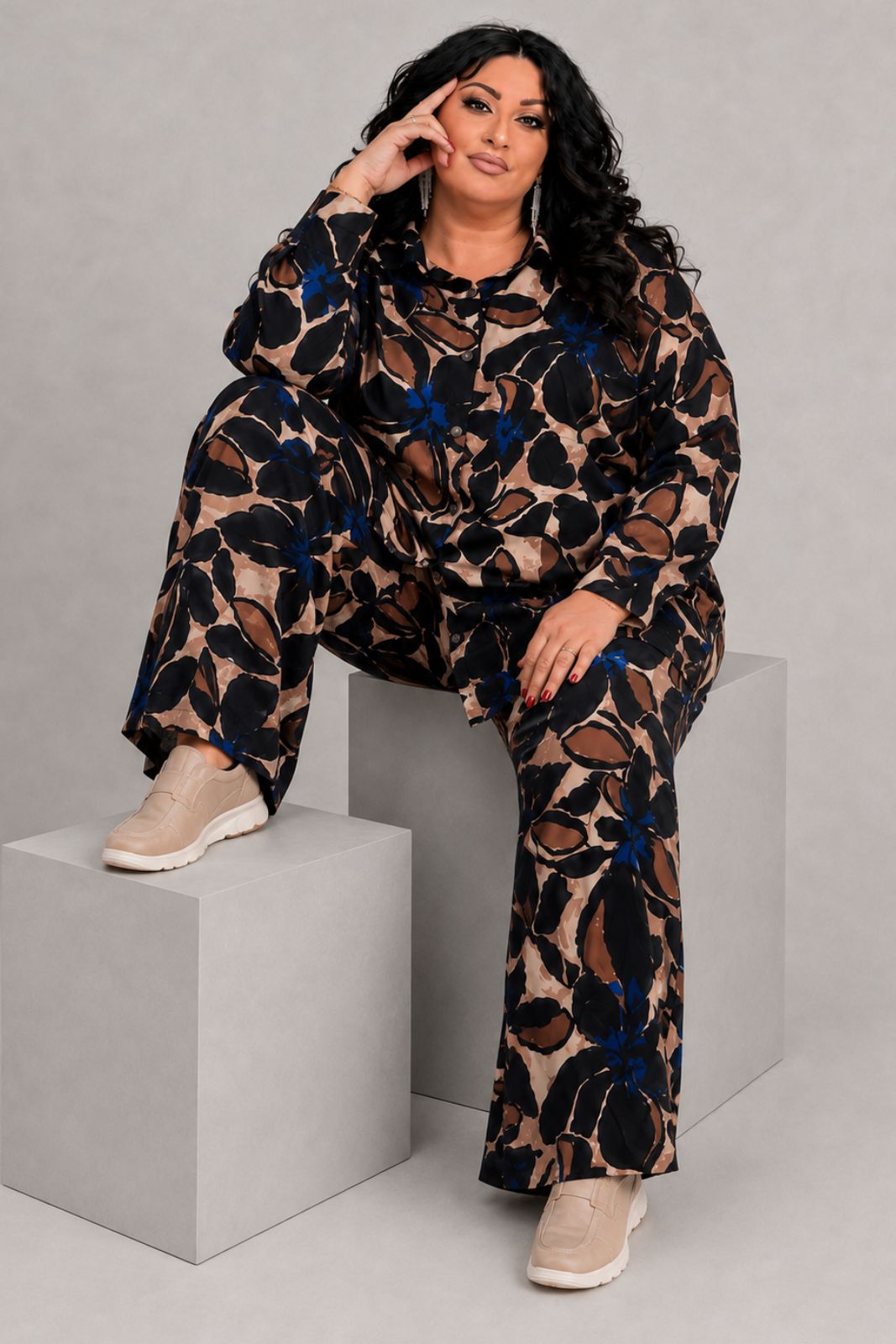 PlusSizeGirl-Lady-Lola-Curvy-Clothes - 2026-08-23T135710.390 Plus Size Εμπριμέ Σετ με Πουκαμίσα & Παντελόνι σε Σατινέ Ύφασμα - Image 1