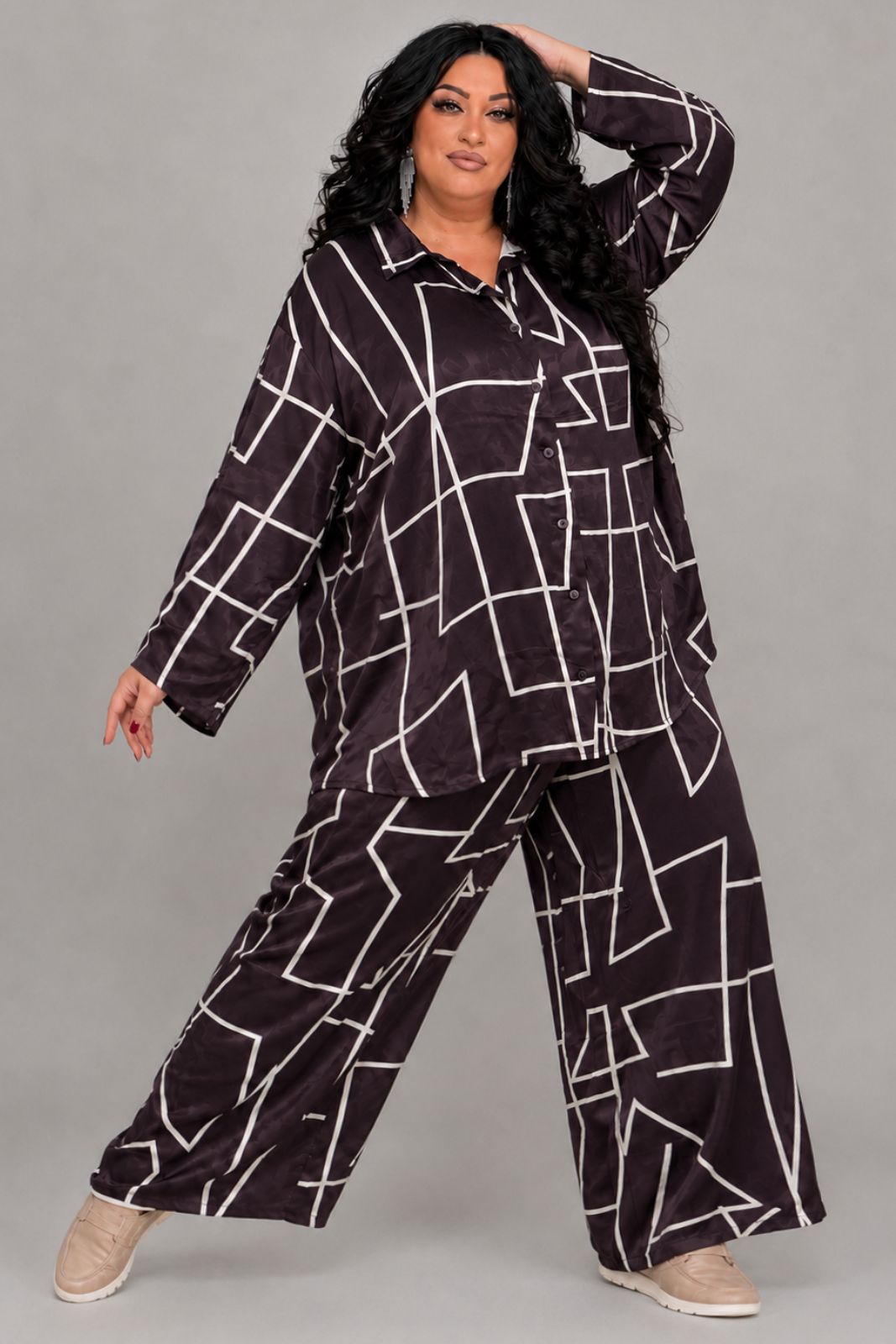 PlusSizeGirl-Lady-Lola-Curvy-Clothes - 2026-08-23T151238.690 Plus Size Καφέ με Εκρού Σετ με Πουκαμίσα & Παντελόνι σε Σατινέ Ύφασμα - Image 1