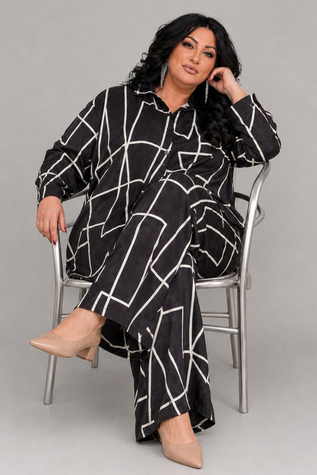 PlusSizeGirl-Lady-Lola-Curvy-Clothes - 2026-08-23T153753.115 Plus Size Μαύρο με Εκρού Σετ με Πουκαμίσα & Παντελόνι σε Σατινέ Ύφασμα - Image 1