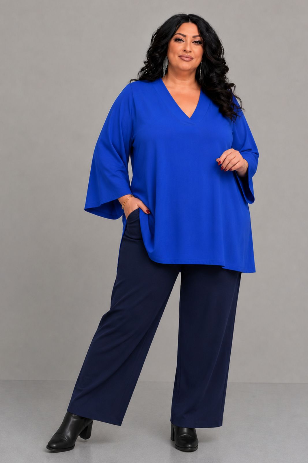 PlusSizeGirl-Lady-Lola-Curvy-Clothes - 2026-08-23T204711.949 Plus Size Μπλε Ηλεκτρίκ Μπλούζα με V | Ελαστική Βισκόζη - Image 1